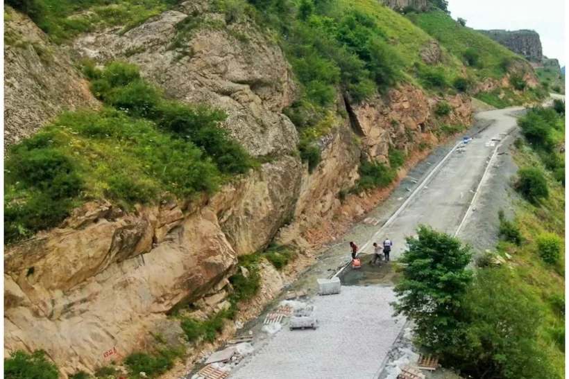 Kəlbəcər şəhərində daxili yolların tikintisi layihəsinin 76 %-i icra edilib